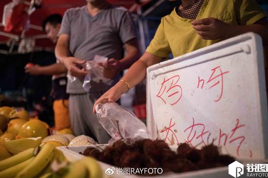 杭州水果摊小伙写吸睛广告 生意好过同行日赚