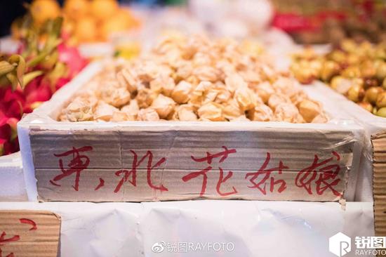 杭州水果摊小伙写吸睛广告 生意好过同行日赚