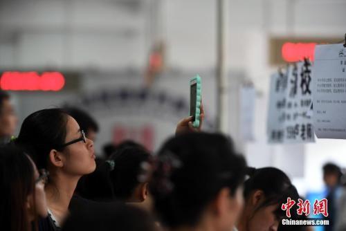摄影记者招聘_专场招聘(4)