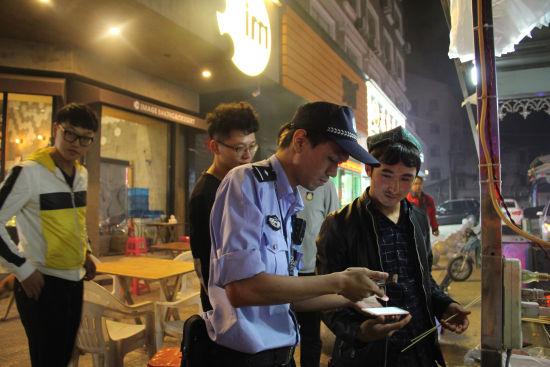 图为:民警正在进行清查。 松门派出所供图