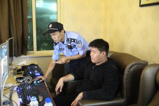 图为:民警在网吧进行检查。 松门派出所供图