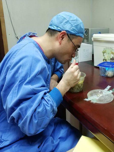 用行动诠释责任 浙江台州1医生为救患者无暇照