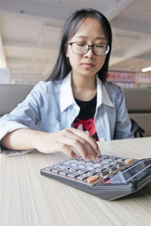 温商院女生有绝活 用计算器弹奏《歌唱祖国》等歌曲