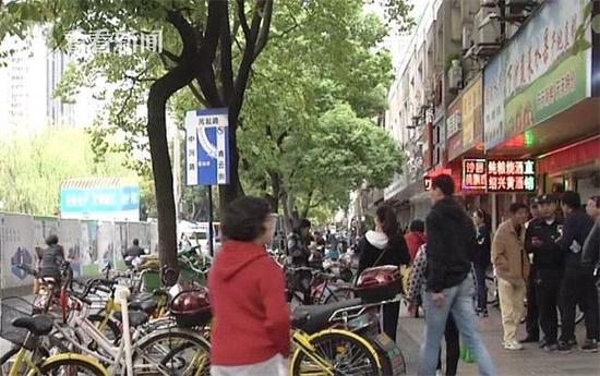 杭州1孕妇街边破了羊水 市民自发围人墙成爱心