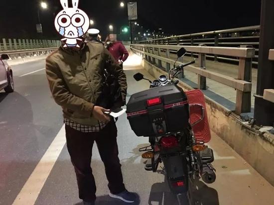 杭州1男子驾驶摩托车半路被查 却向交警出示船