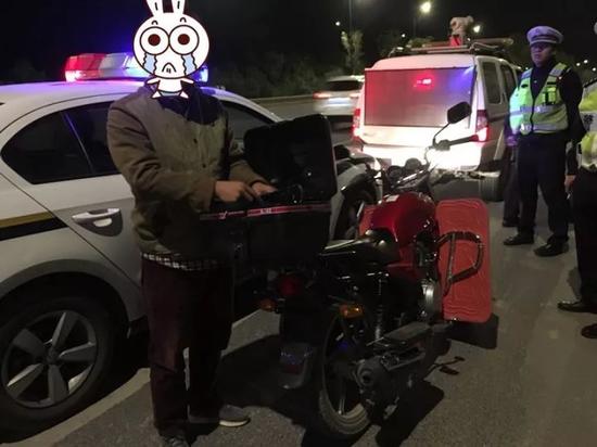 杭州1男子驾驶摩托车半路被查 却向交警出示船