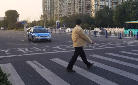 台州温岭街头出租车主动为行人让行。王刚 摄