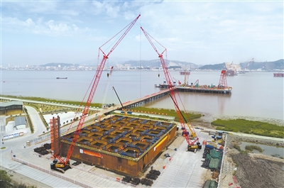 瓯江北口大桥南锚碇首节钢沉井完成拼装和混凝土浇筑。 赵用 摄