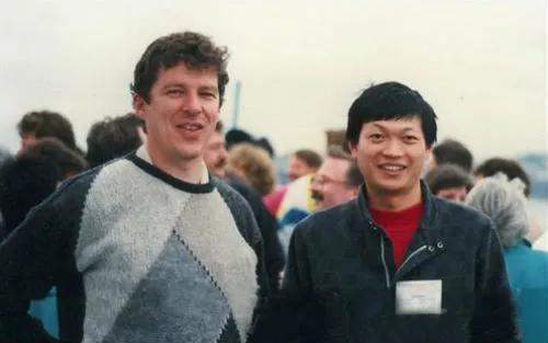 周健(右)和澳大利亚科学家Ian Frazer