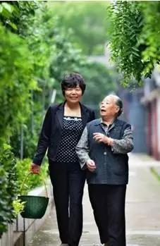 俞复玲(左)