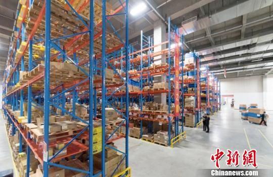 图为杭州跨境电子商务综合试验区双11前的仓库 王臻 摄