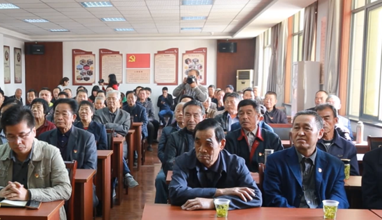 党员同志共同学习贯彻十九大精神。