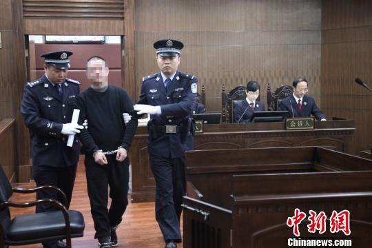 图为:被告人徐利被带上法庭。绍兴中院供图