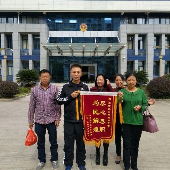 图为:家属到派出所感谢。 王占龙 摄
