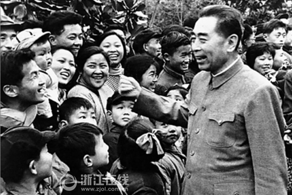 1965年3月7日,周恩来在杭州和群众亲切交谈。