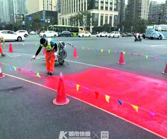 施工人员正在喷红色区域,市城管局供图