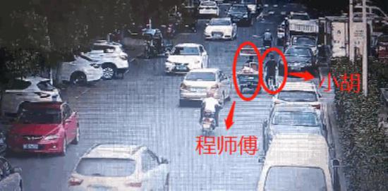 监控里的碰瓷现场 海宁警方供图