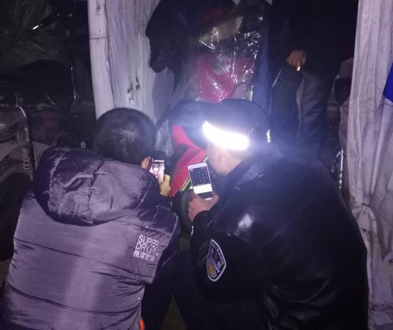 警方正在比对嫌疑车辆。警方供图