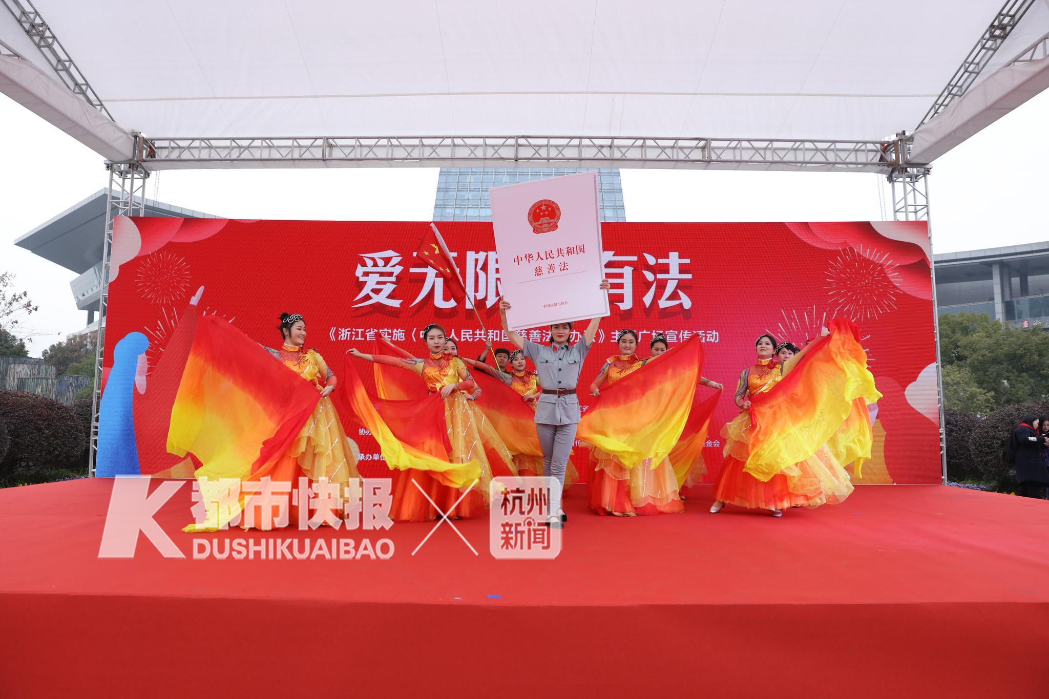 ▲开场舞蹈《大爱无疆》