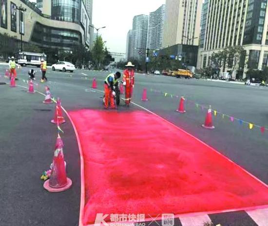 施工人员正在喷红色区域,市城管局供图
