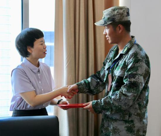 楼房着火8人被困 温州90后退伍兵只身冲入火场救人