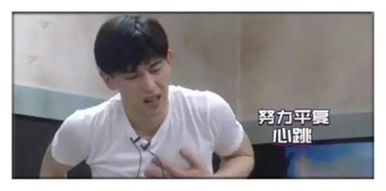 事后,邓伦微博发文回应称,“小心脏没事,大家放心”。
