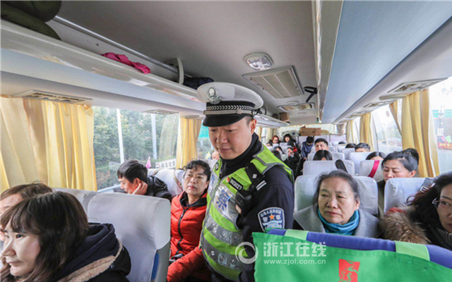 交警对长途客车进行安全检查。浙江在线记者 董庆鹏 摄