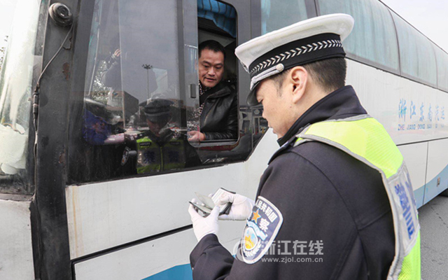 交警对过往车辆进行安全检查。浙江在线记者 董庆鹏 摄