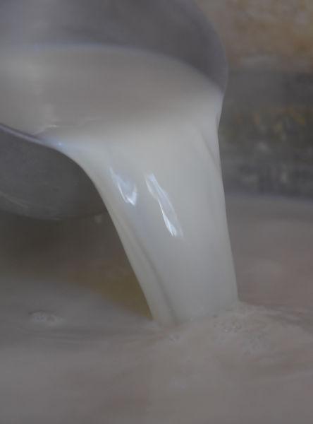 图为:该早餐店熬制的豆浆。 王刚 摄