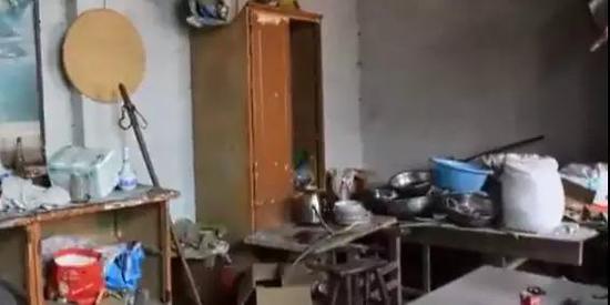 9岁男孩捧着充着电的手机玩游戏 胸口烧焦不幸