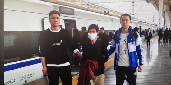 (图:陈相照被带回)