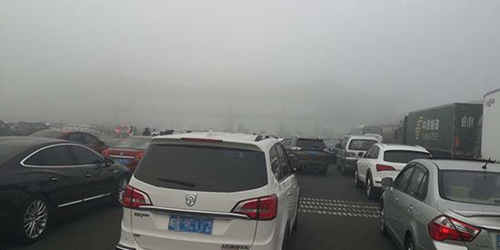 南京到合肥的高速,因大雾封路。网友老梦 图