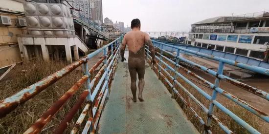 △民警全身淤泥