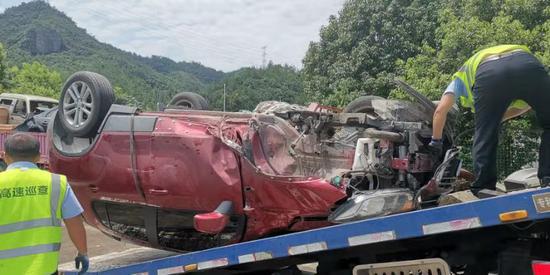 男子高速上点了一根烟致翻车 胡跃庭