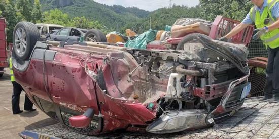 男子高速上点了一根烟致翻车 胡跃庭