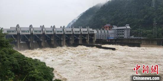 分水江水库泄洪。　潘建宏 摄