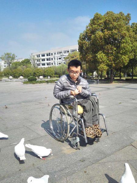丁加晋在浙商大校园里喂鸽子。 校方提供