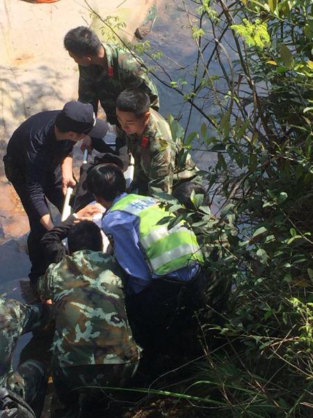 图为:平阳警方与众人合力救出驾驶员王先生 平阳警方提供