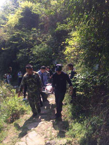 图为:驾驶员王先生被救出