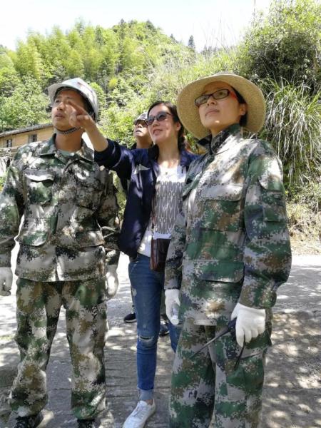 跟村民协商搬家事宜