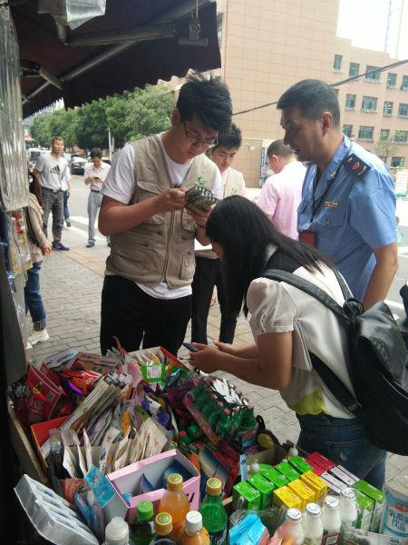 监管人员在校园周边检查“一元食品” 嵇国强 摄