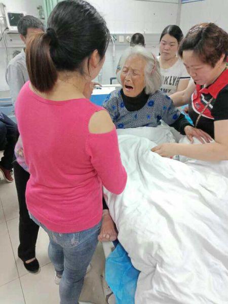 被救老人正在接受进一步检查治疗 羊钦