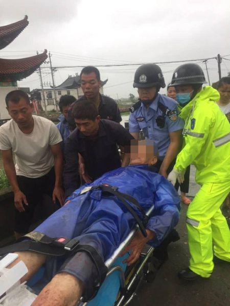 图为:老人被送往医院救治。苍南警方提供