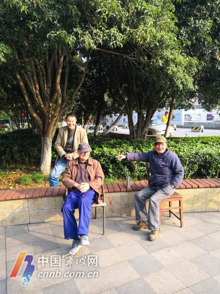 (这几位老伯也曾想过给他捐物捐款,但被婉拒了)