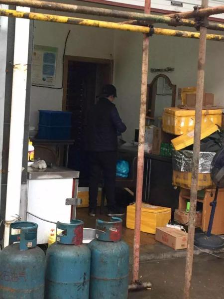 近距离拍摄建筑垃圾堆边上的海苔鸡排饭外卖店,与订餐平台上的登记照相比大相径庭