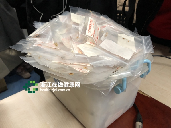 医院里取出来的异物样本已有满满一箱