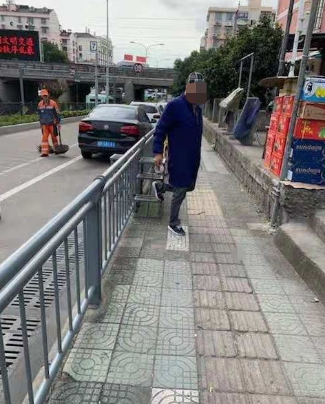 一位商户从自制楼梯上走下。(引自编号为“56543”的网友帖文)