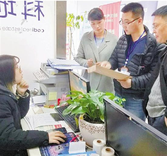 执法人员检查中