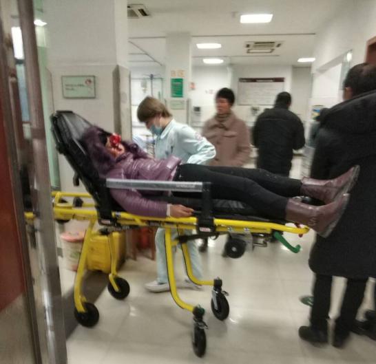 图为:伤员被送至当地医院 台州市?#34892;?#21307;院供图