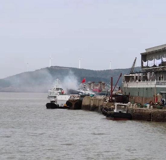 图为:“海钜号”客轮起火 目击者供图